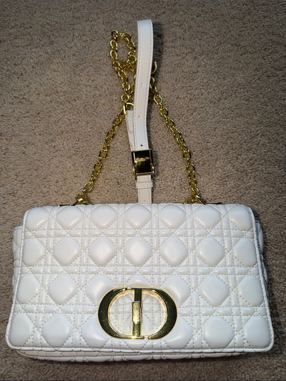 🛍️ PURSE SALE - MIDNIGHT SUNDAY!!!🛍️
White Quilted Shoulder Bag w/Gold Hardware
